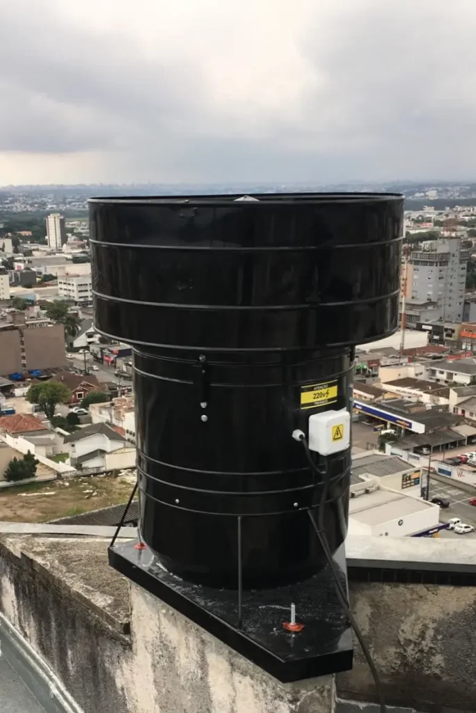 Chaminés e chapéu canhão com exaustor preparado para suprir as necesisdades de exaustão do prédio.