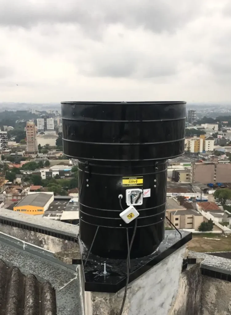 Chaminés e chapéu canhão com exaustor preparado para suprir as necesisdades de exaustão do prédio.