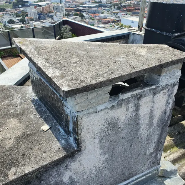 Chaminés originais do prédio em alvenaria e laje, removidos para correção com sistema de exaustão motorizado.