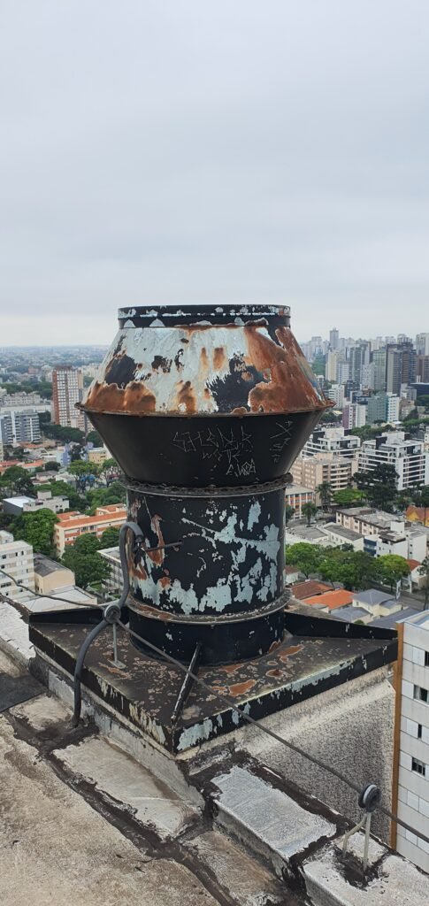Demonstrar o estado da chaminé e chapéu antes da manutenção